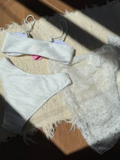 Bikini à motifs floraux et cache-maillot en dentelle pour la plage d'été 2026
