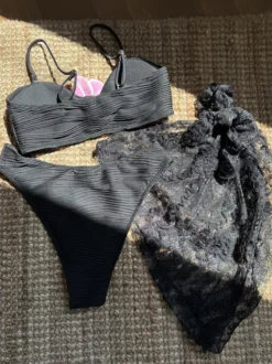 Bikini à motifs floraux et cache-maillot en dentelle pour la plage d'été 2026