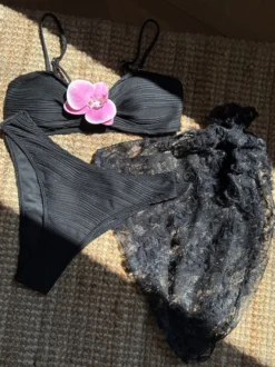 Bikini à motifs floraux et cache-maillot en dentelle pour la plage d'été 2026