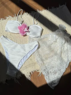 Bikini à motifs floraux et cache-maillot en dentelle pour la plage d'été 2026