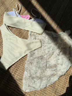 Bikini à motifs floraux et cache-maillot en dentelle pour la plage d'été 2026