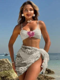 Bikini à motifs floraux et cache-maillot en dentelle pour la plage d'été 2026