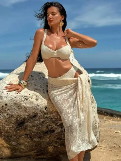 Bikini 3 pièces en dentelle crochetée à motif de feuilles avec jupe paréo