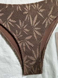 Bikini 3 pièces en dentelle crochetée à motif de feuilles avec jupe paréo