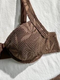 Bikini 3 pièces en dentelle crochetée à motif de feuilles avec jupe paréo