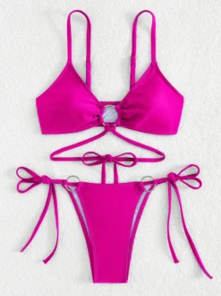 Bikini uni avec détails sur le devant et liens latéraux réglables pour l'été 2026