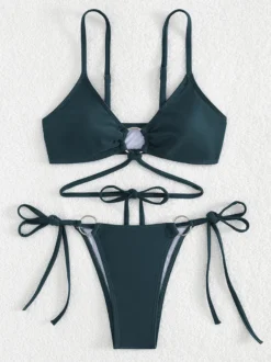 Bikini uni avec détails sur le devant et liens latéraux réglables pour l'été 2026
