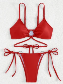 Bikini uni avec détails sur le devant et liens latéraux réglables pour l'été 2026