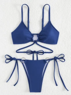 Bikini uni avec détails sur le devant et liens latéraux réglables pour l'été 2026