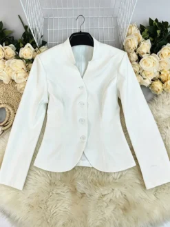 Blazer blanc cintré à col montant pour femme tailleur à basque et boutonnage simple
