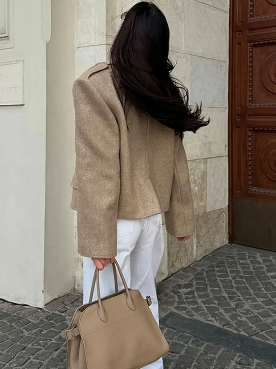 Blazer court pour femme couleur avoine à larges revers - Veste à épaulettes et coupe carrée - Tenues chics de printemps 2026