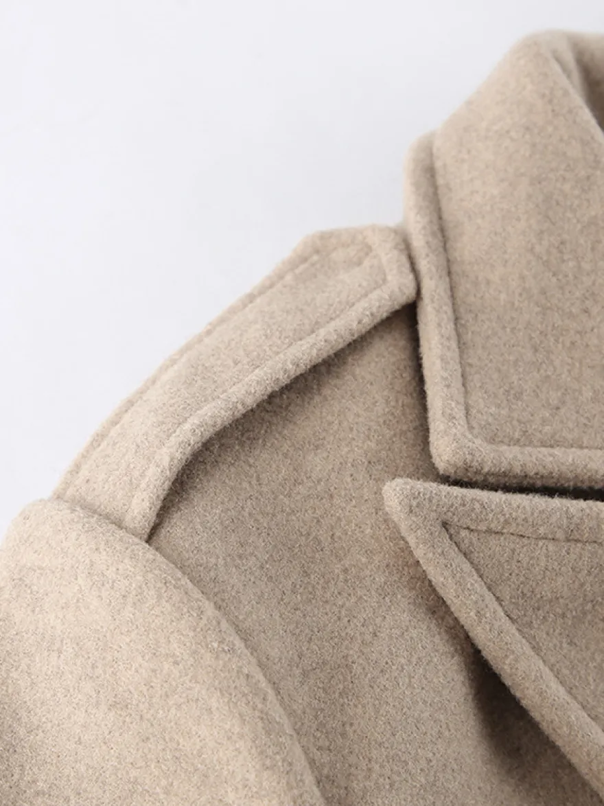 Blazer court pour femme couleur avoine à larges revers - Veste à épaulettes et coupe carrée - Tenues chics de printemps 2026