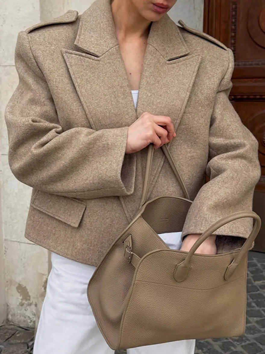 Blazer court pour femme couleur avoine à larges revers - Veste à épaulettes et coupe carrée - Tenues chics de printemps 2026