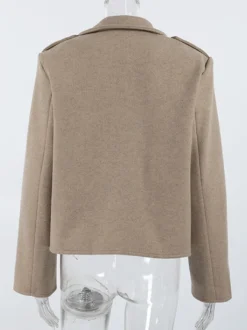 Blazer court pour femme couleur avoine à larges revers - Veste à épaulettes et coupe carrée - Tenues chics de printemps 2026