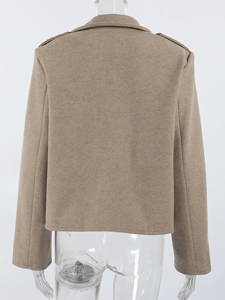 Blazer court pour femme couleur avoine à larges revers - Veste à épaulettes et coupe carrée - Tenues chics de printemps 2026