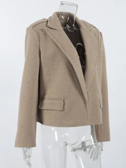 Blazer court pour femme couleur avoine à larges revers - Veste à épaulettes et coupe carrée - Tenues chics de printemps 2026