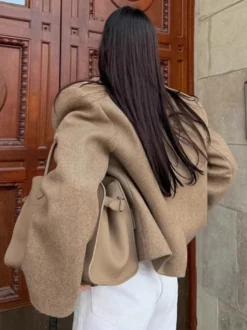 Blazer court pour femme couleur avoine à larges revers - Veste à épaulettes et coupe carrée - Tenues chics de printemps 2026