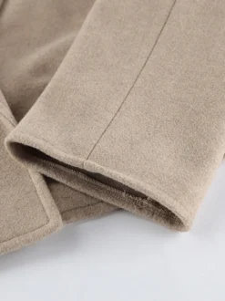 Blazer court pour femme couleur avoine à larges revers - Veste à épaulettes et coupe carrée - Tenues chics de printemps 2026