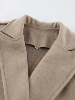 Blazer court pour femme couleur avoine à larges revers - Veste à épaulettes et coupe carrée - Tenues chics de printemps 2026