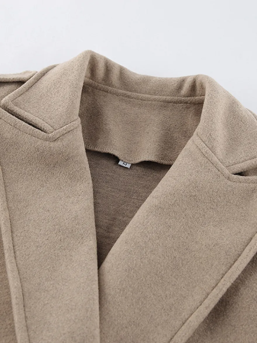 Blazer court pour femme couleur avoine à larges revers - Veste à épaulettes et coupe carrée - Tenues chics de printemps 2026