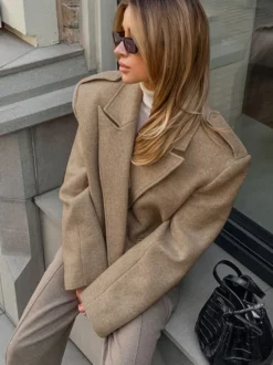 Blazer court pour femme couleur avoine à larges revers - Veste à épaulettes et coupe carrée - Tenues chics de printemps 2026