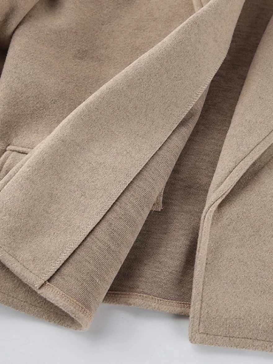 Blazer court pour femme couleur avoine à larges revers - Veste à épaulettes et coupe carrée - Tenues chics de printemps 2026