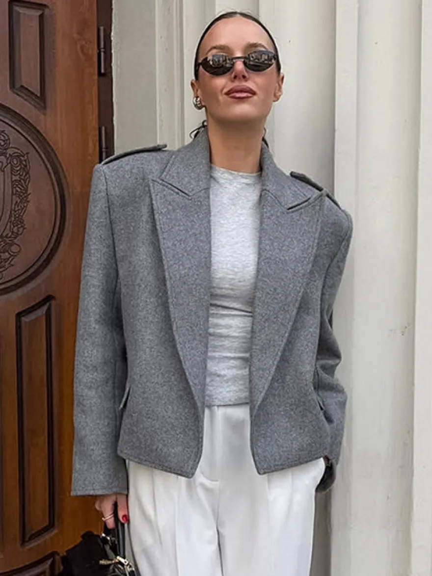 Blazer court pour femme couleur avoine à larges revers - Veste à épaulettes et coupe carrée - Tenues chics de printemps 2026