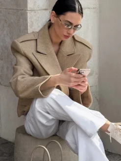 Blazer court pour femme couleur avoine à larges revers - Veste à épaulettes et coupe carrée - Tenues chics de printemps 2026