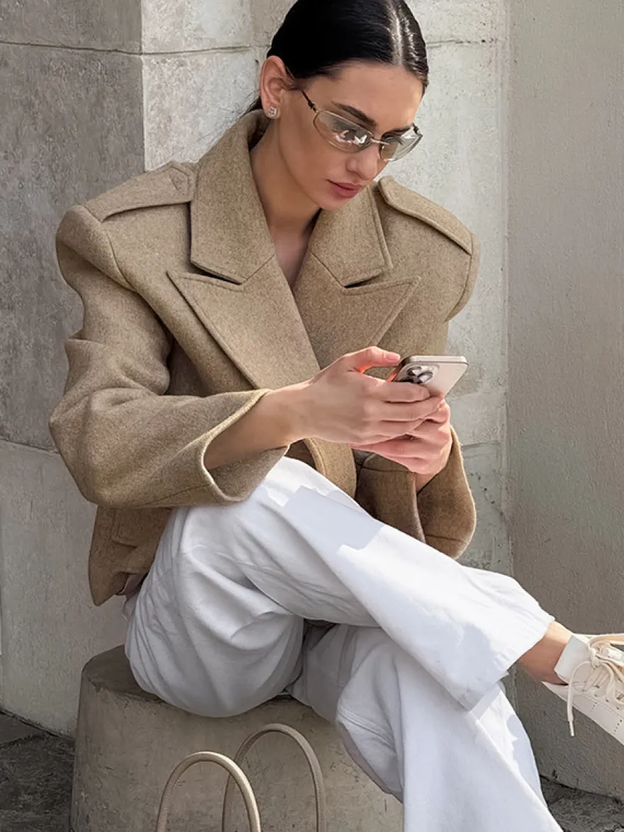 Blazer court pour femme couleur avoine à larges revers - Veste à épaulettes et coupe carrée - Tenues chics de printemps 2026
