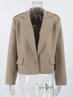Blazer court pour femme couleur avoine à larges revers - Veste à épaulettes et coupe carrée - Tenues chics de printemps 2026