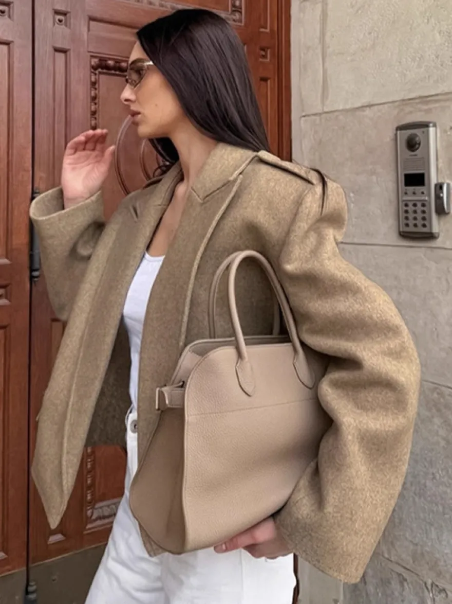 Blazer court pour femme couleur avoine à larges revers - Veste à épaulettes et coupe carrée - Tenues chics de printemps 2026
