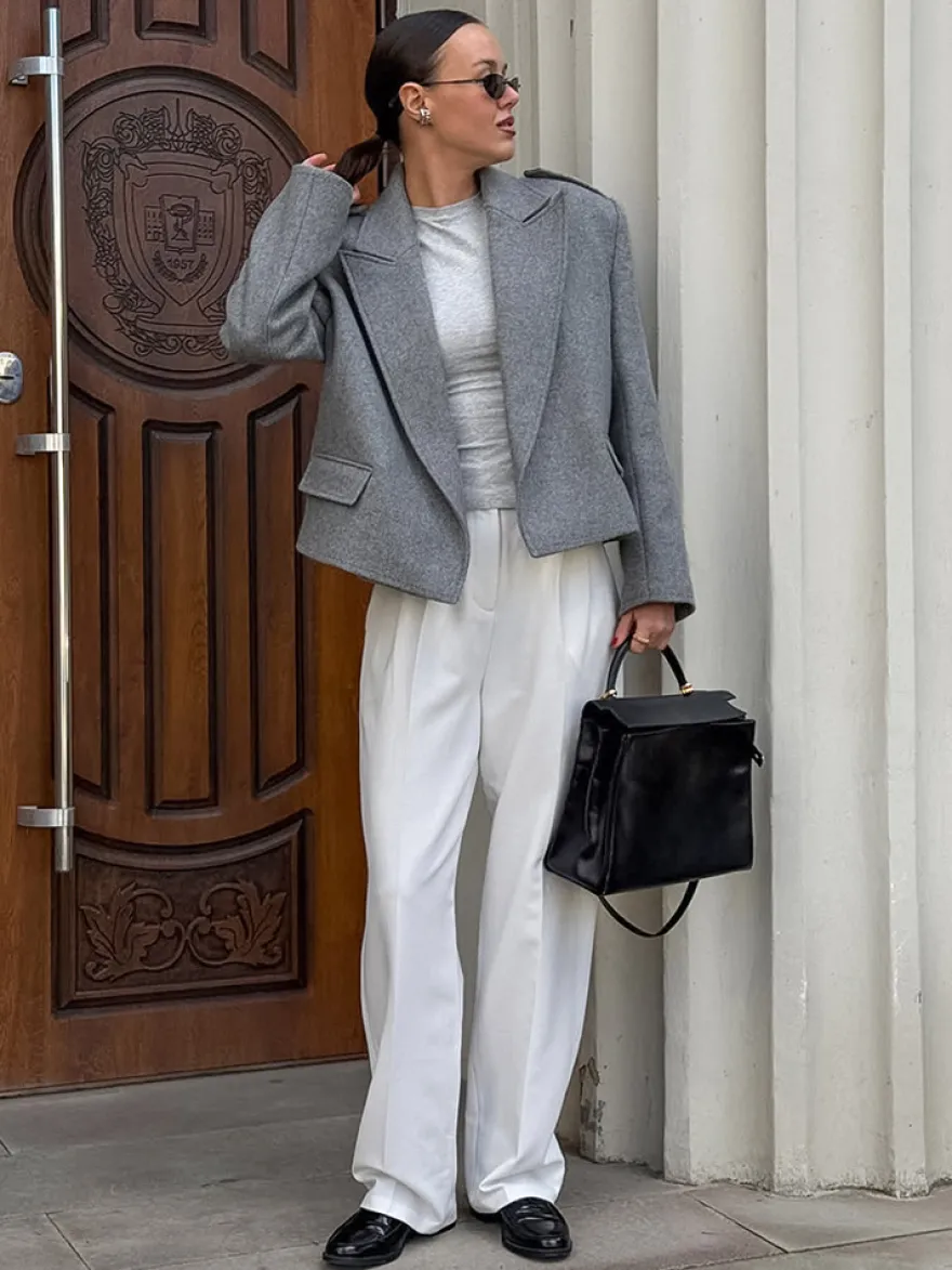 Blazer court pour femme couleur avoine à larges revers - Veste à épaulettes et coupe carrée - Tenues chics de printemps 2026