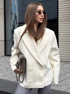 Blazer crème à revers cranté pour femme - Veste oversize à simple boutonnage - Tenue printanière décontractée et minimaliste idéale pour la ville (collection printemps 2026)