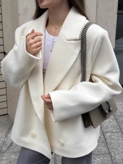 Blazer crème à revers cranté pour femme - Veste oversize à simple boutonnage - Tenue printanière décontractée et minimaliste idéale pour la ville (collection printemps 2026)