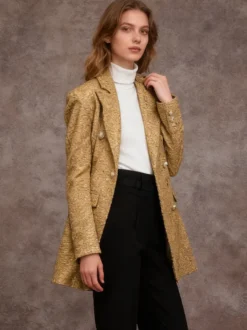 Blazer croisé en tweed doré boutons nacrés taille cintrée longueur midi.