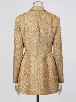 Blazer croisé en tweed doré boutons nacrés taille cintrée longueur midi.
