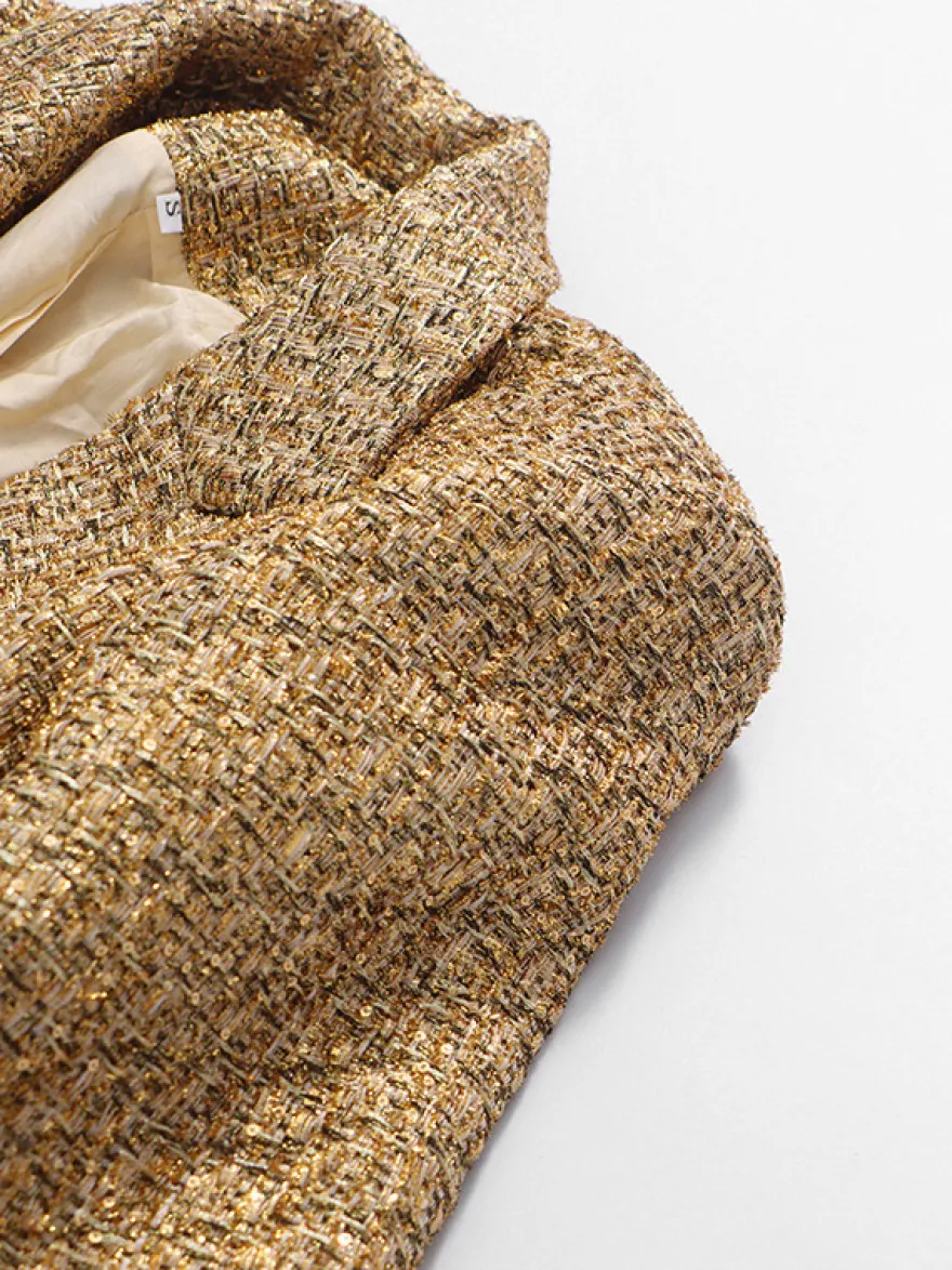 Blazer croisé en tweed doré boutons nacrés taille cintrée longueur midi.