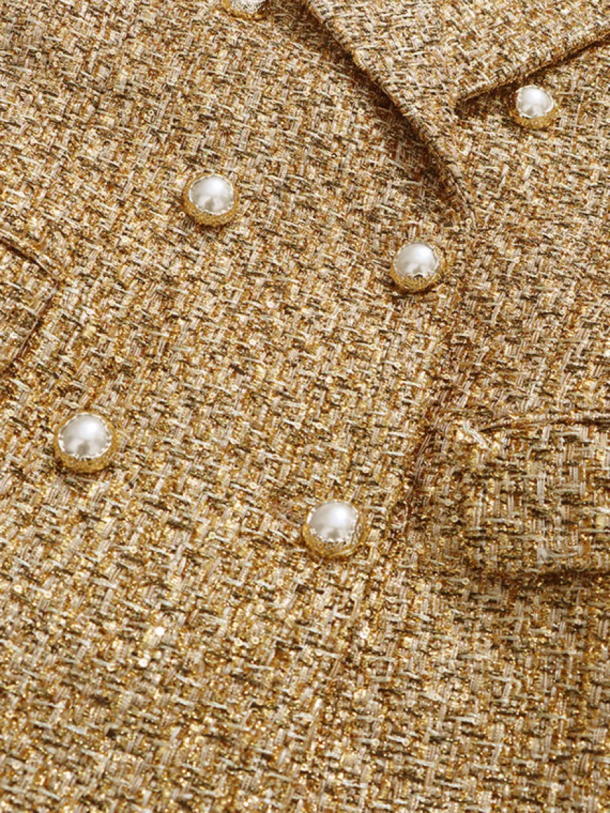 Blazer croisé en tweed doré boutons nacrés taille cintrée longueur midi.