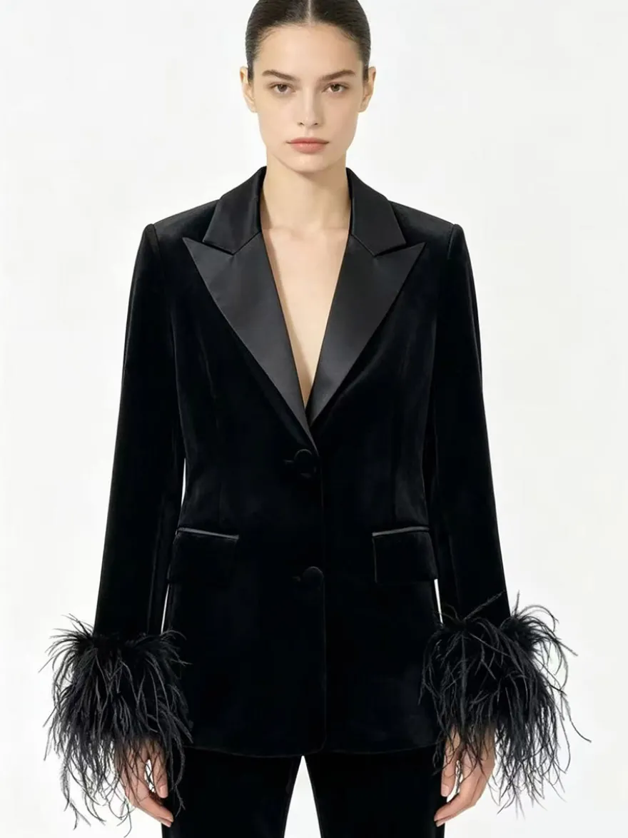 Blazer en velours satiné pour femme revers en satin et poignets ornés de plumes