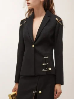 Blazer femme coupe slim orné d'une épingle à nourrice dorée revers cranté un bouton.