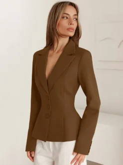 Blazer femme taille cintrée - Veste élégante à col cranté et coupe slim - Tenues professionnelles printemps 2026 au luxe discret