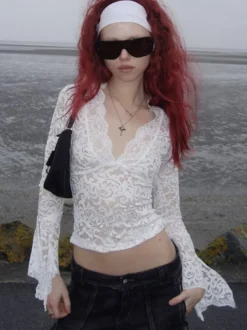 Blouse blanche pour femme col en V plissée sexy en dentelle manches longues.
