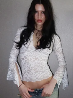 Blouse blanche pour femme col en V plissée sexy en dentelle manches longues.