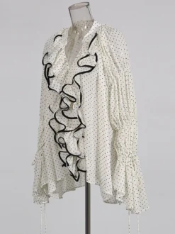 Blouse blanche pour femme col en V manches longues lacées et à volants.
