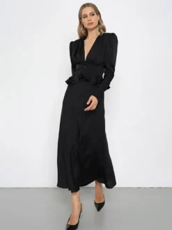 Blouse courte en satin à décolleté en V profond épaules bouffantes et ourlet à volants manches longues coupe ajustée
