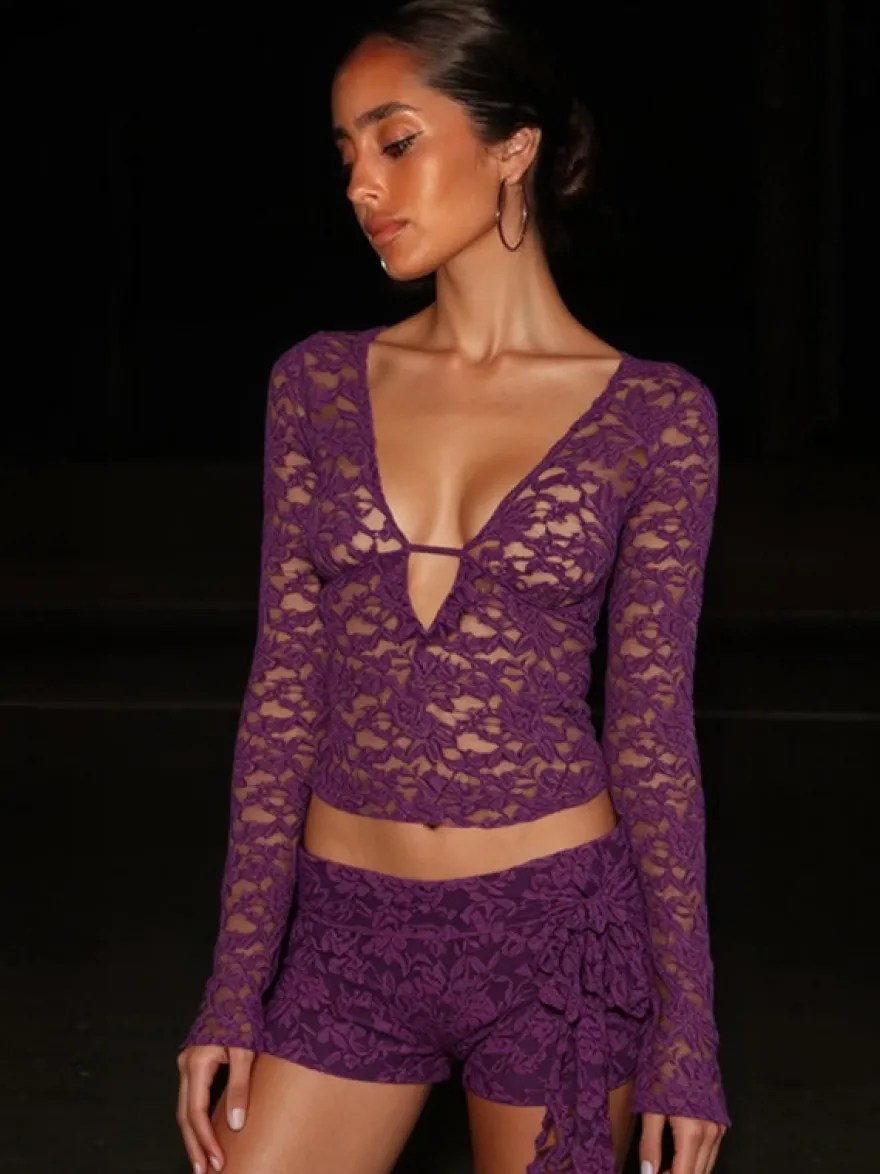 Blouse courte violette et noire en dentelle extensible transparente à manches longues et col en V découpée