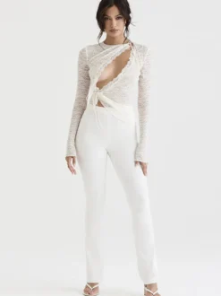 Blouse pour femme en dentelle blanche à col bijou manches longues et découpes sexy