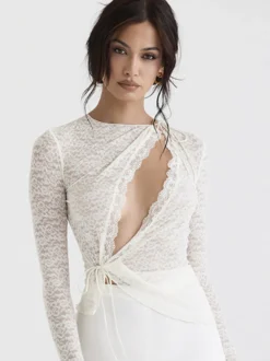 Blouse pour femme en dentelle blanche à col bijou manches longues et découpes sexy
