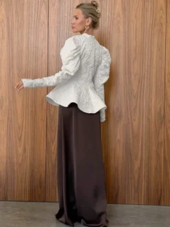 Blouse texturée en jacquard à manches bouffantes col montant taille péplum ourlet évasé
