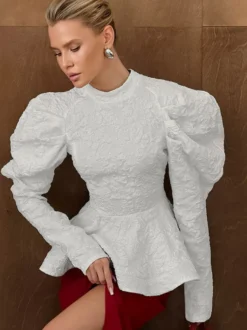 Blouse texturée en jacquard à manches bouffantes col montant taille péplum ourlet évasé